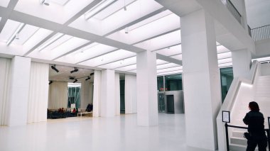 Varşova, Polonya. 22 Kasım 2024. Modern Sanatlar Müzesinin İçi. 