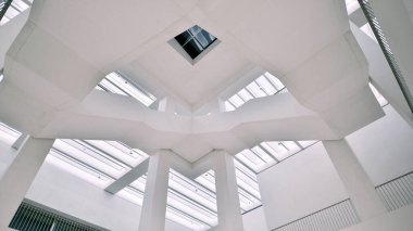 Varşova, Polonya. 22 Kasım 2024. Modern Sanatlar Müzesinin İçi. 