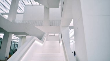 Varşova, Polonya. 22 Kasım 2024. Modern Sanatlar Müzesinin İçi. 