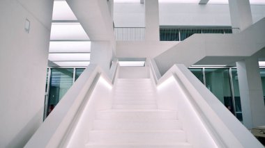 Varşova, Polonya. 22 Kasım 2024. Modern Sanatlar Müzesinin İçi. 