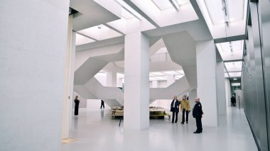 Varşova, Polonya. 22 Kasım 2024. Modern Sanatlar Müzesinin İçi. 