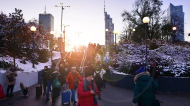 Varşova, Polonya. 22 Kasım 2024. Farklı yaş ve milliyetlerden insanlar sonbahar zamanı şehir merkezinde yürüyorlar. Sokaktaki insanlar.