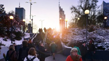 Varşova, Polonya. 22 Kasım 2024. Farklı yaş ve milliyetlerden insanlar sonbahar zamanı şehir merkezinde yürüyorlar. Sokaktaki insanlar.