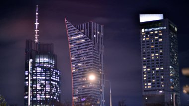 Varşova, Polonya. 22 Kasım 2024. Geceleri gökdelenleri olan şehir merkezi..