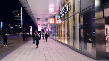 Varşova, Polonya. 22 Kasım 2024. Kalabalık, geceleri Marszalkowska Caddesi 'ndeki sokak satıcılarından alışveriş yapıyor..