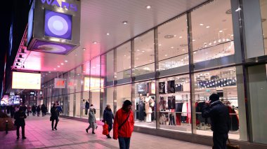 Varşova, Polonya. 22 Kasım 2024. Kalabalık, geceleri Marszalkowska Caddesi 'ndeki sokak satıcılarından alışveriş yapıyor..