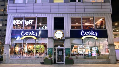 Varşova, Polonya. 22 Kasım 2024. Geceleri sokaktaki insanların sokak fotoğrafçılığı. Pasaz Wiecha 'da yaya meydanı. İnsanların hareket bulanıklığı. Şehir hayatı kavramı.