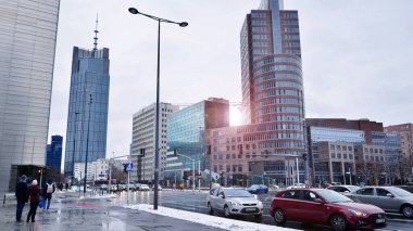 Varşova, Polonya. 12 Ocak 2025. Büyük bir şehrin kış caddesi. Varşova 'da şehir merkezi trafiği. 