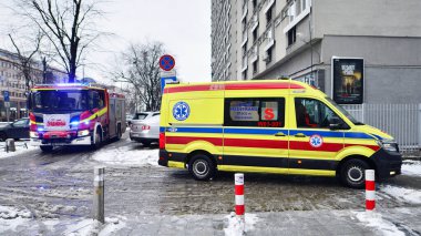 Varşova, Polonya. 12 Ocak 2025. Kış günü şehirde bir kaza oldu. Kurtarma operasyonu sırasında acil durum ışıkları olan ambulans ve itfaiye aracı. Sokak fotoğrafı..