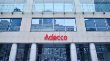 Varşova, Polonya. 12 Ocak 2025. Şehir manzarası. Şirket tabela Adecco.