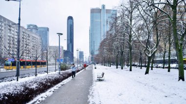 Varşova, Polonya. 12 Ocak 2025. Sokaktaki insanlar. Farklı yaş ve milletten insanlar kış zamanı şehir merkezinde yürür..