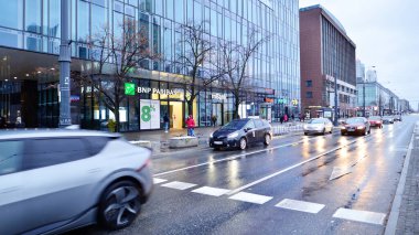 Varşova, Polonya. 12 Ocak 2025. Büyük bir şehrin kış caddesi. Varşova 'da şehir merkezi trafiği. 