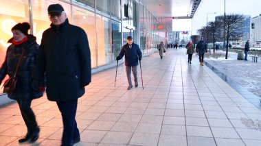 Varşova, Polonya. 12 Ocak 2025. Sokaktaki insanlar. Farklı yaş ve milletten insanlar kış zamanı şehir merkezinde yürür..