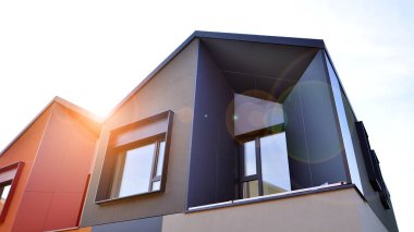 Yeni geliştirilmiş konutlarda teraslı aile evleri. Banliyödeki emlak piyasası. Yeni bir gelişme bölgesinde yeni bekar aile evleri. Modern görünüşlü konutlar.. 