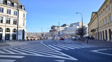 Varşova, Polonya. 30 Ocak 2025. Tarihi Büyük Tiyatro, Ulusal Opera ve Bale 'nin yanı sıra Tiyatro Meydanı manzarası.