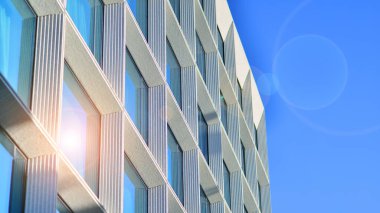 Modern bir otel binasında büyük cam pencereler. Modern şehir mimarisi. Beton duvar panellerinde geniş cam parçaları var..