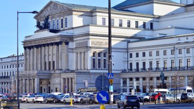 Varşova, Polonya. 30 Ocak 2025. Tarihi Büyük Tiyatro, Ulusal Opera ve Bale 'nin yanı sıra Tiyatro Meydanı manzarası.