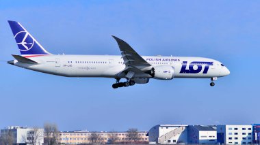 Varşova, Polonya. 9 Şubat 2025. SP-LSD LOT uçağı - Polonya Havayolları Boeing 787-9 Dreamliner Chopin havaalanına inmeden hemen önce.