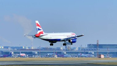Varşova, Polonya. 9 Şubat 2025. Uçak G-EUUL - Airbus A320-232 - British Airways Chopin havaalanına inmeden hemen önce.