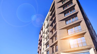 Modern Avrupa apartmanı. Mimarlık ve gayrimenkul, panoramik pencereli bir apartman. Mavi gökyüzü arka planına sahip modern kompleks.