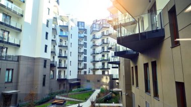 Çok katlı bir apartmanın girişine giden yaya yolu. Yeşil avlusu olan çevre dostu bir bina. Konut kompleksi. Modern apartman.