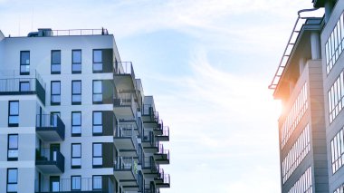 Yeni modern ofis binasının yanında camdan yüzlü modern bir apartman manzarası..