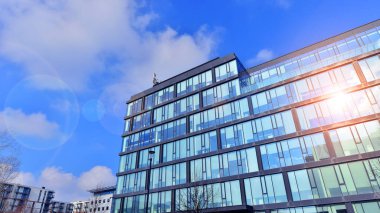 Modern şirket mimarisi, iş ve başarı konseptine sahip şehir manzaralı ofis binaları. Modern mimari. Şehirde simetrik mavi cam bina. 