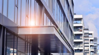 Yeni modern ofis binasının yanında camdan yüzlü modern bir apartman manzarası..