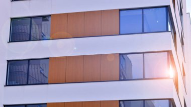 Beton cepheli ve pencereli modern ofis binası. Modern mimari ayrıntılar.