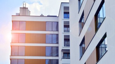 Modern ve yeni apartman. Çok katlı modern, yeni ve şık apartmanlar..