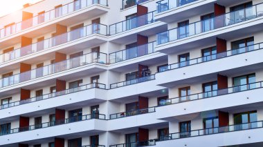 Modern ve yeni apartman. Çok katlı modern, yeni ve şık apartmanlar..