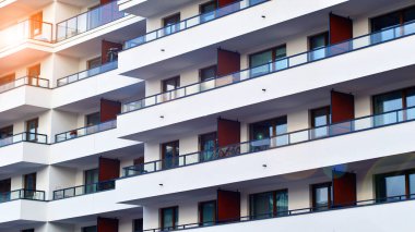 Modern ve yeni apartman. Çok katlı modern, yeni ve şık apartmanlar..