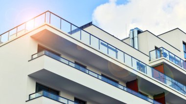 Modern ve yeni apartman. Çok katlı modern, yeni ve şık apartmanlar..