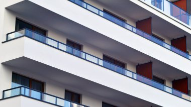 Modern ve yeni apartman. Çok katlı modern, yeni ve şık apartmanlar..