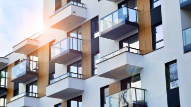 Modern ve yeni apartman. Çok katlı modern, yeni ve şık apartmanlar..