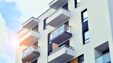 Modern ve yeni apartman. Çok katlı modern, yeni ve şık apartmanlar..