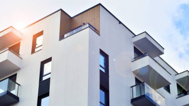 Modern ve yeni apartman. Çok katlı modern, yeni ve şık apartmanlar..