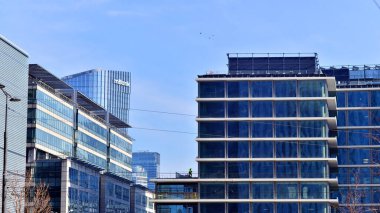 Varşova, Polonya. 22 Şubat 2025. Wola 'nın modern, yeşil, çok işlevli çeyreğinin inşası. Towarowa 22, AFI Avrupa, Echo Investment ve Archicom tarafından uygulanan bir şehir oluşturma projesidir..