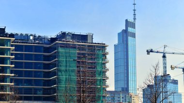 Varşova, Polonya. 22 Şubat 2025. Wola 'nın modern, yeşil, çok işlevli çeyreğinin inşası. Towarowa 22, AFI Avrupa, Echo Investment ve Archicom tarafından uygulanan bir şehir oluşturma projesidir..