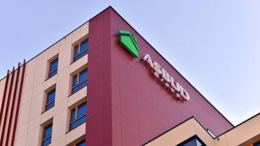 Varşova, Polonya. 22 Şubat 2025. Şehir manzarası. Şirket panosu Asbud.