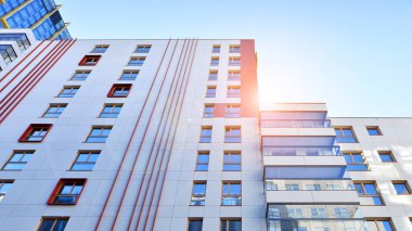 Modern ve yeni apartman. Çok katlı modern, yeni ve şık apartmanlar..