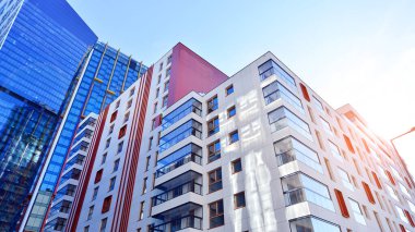 Yeni modern ofis binasının yanında camdan yüzlü modern bir apartman manzarası..