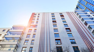 Modern ve yeni apartman. Çok katlı modern, yeni ve şık apartmanlar..