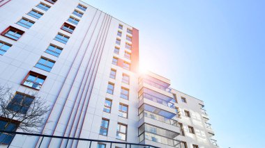 Modern ve yeni apartman. Çok katlı modern, yeni ve şık apartmanlar..