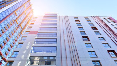 Modern ve yeni apartman. Çok katlı modern, yeni ve şık apartmanlar..