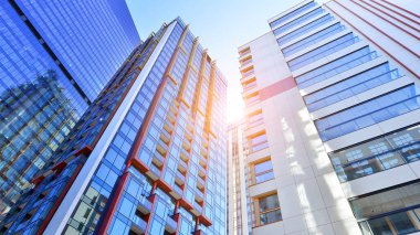 Yeni modern ofis binasının yanında camdan yüzlü modern bir apartman manzarası..