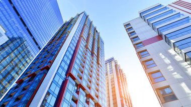 Yeni modern ofis binasının yanında camdan yüzlü modern bir apartman manzarası..