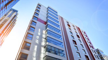 Modern ve yeni apartman. Çok katlı modern, yeni ve şık apartmanlar..