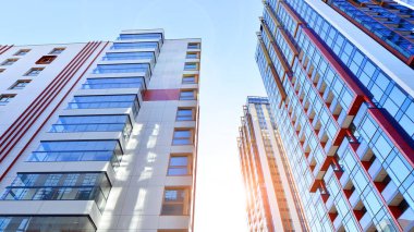 Modern ve yeni apartman. Çok katlı modern, yeni ve şık apartmanlar..