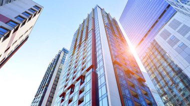 Yeni modern ofis binasının yanında camdan yüzlü modern bir apartman manzarası..